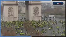 Ces «gilets jaunes» chantent la Marseillaise à l'Arc de Triomphe