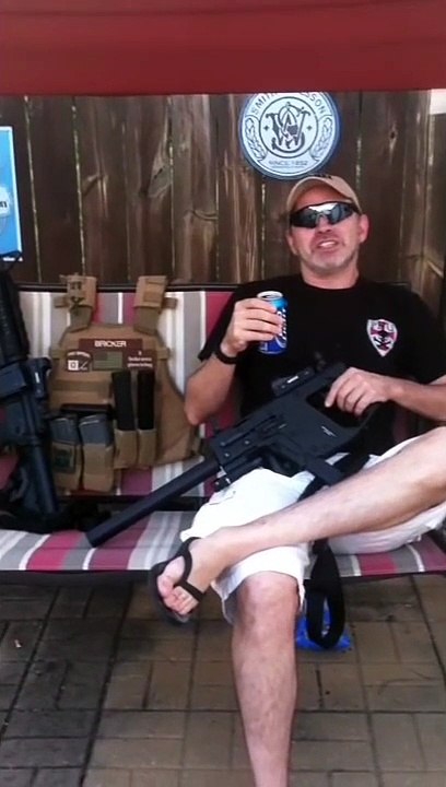 Die Amerikaner unter Trump haben bereits damit begonnen, kriminelle-, verfassungsfeindliche-, und grundgesetzverletzende Bücher zu verbrennen. Die USA sagt, - Koran brenne, Islam verrecke, tot den Moslems