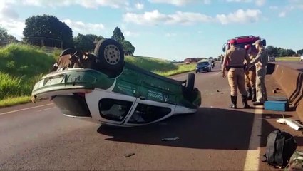 Carro capota após colidir com caminhão guincho