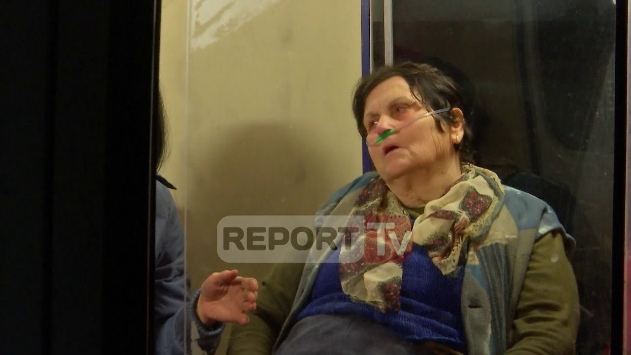 Report Tv - Zjarr në panelin elektrik të një pallati te Unaza e Re, evakuohen banorët