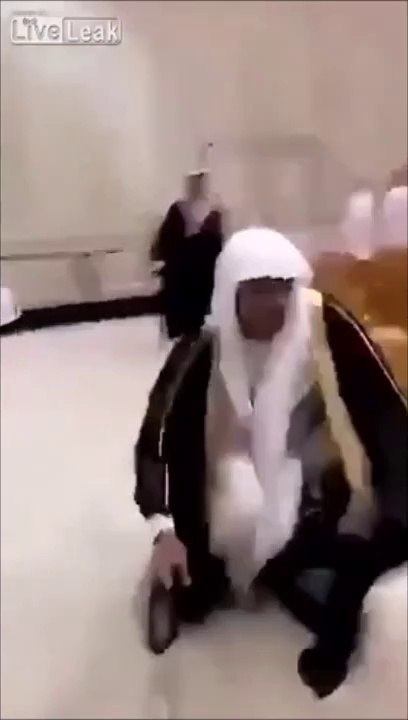 Quand un Saoudien tente un Dab et se rate complet