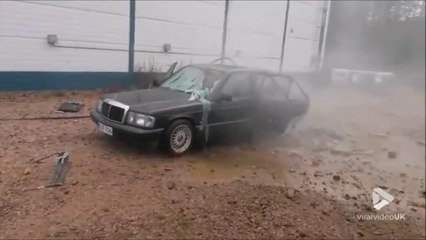 Des ouvriers réduisent en miette une Mercedes avec un jet d'eau surpuissant