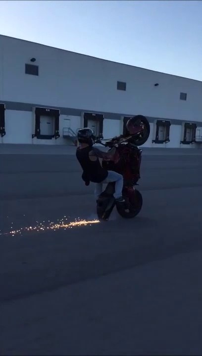 Un motard fait une roue avec sa moto et fini en feu! Oups