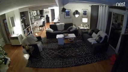 Une famille surprise par un tremblement de terre doit évacuer leur maison