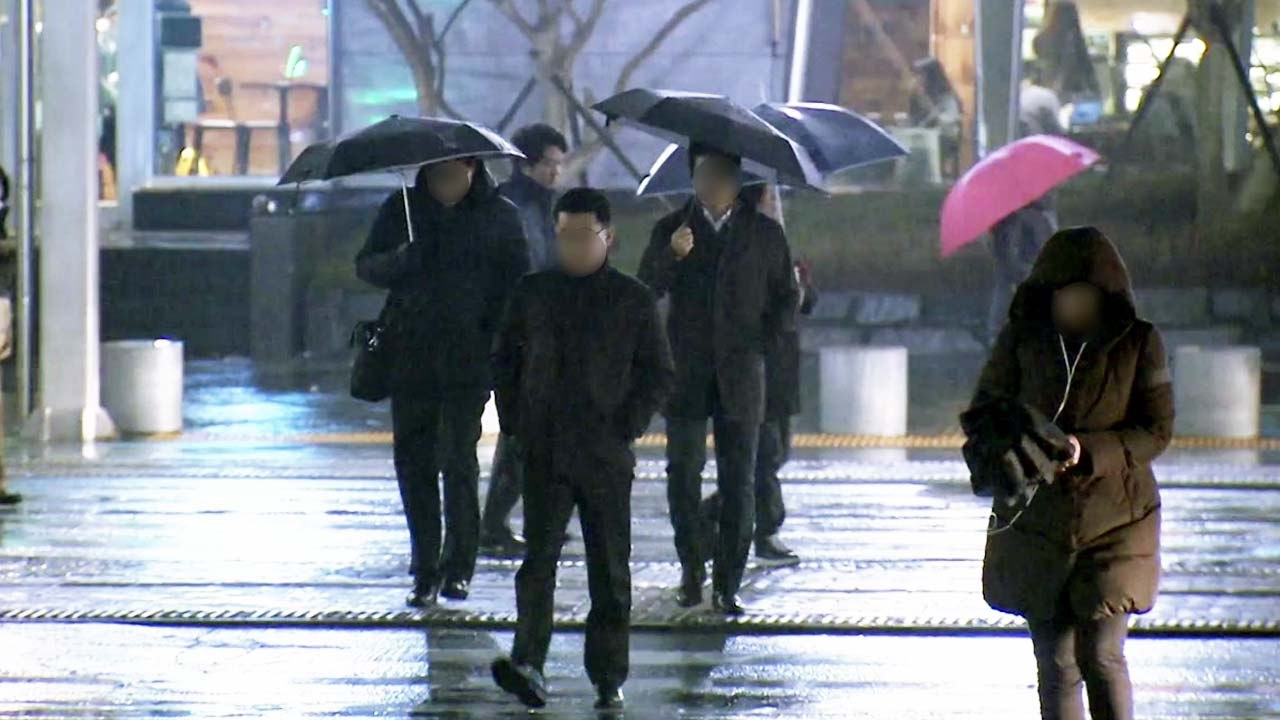 [날씨] 출근길 전국 먼지 씻는 비...낮 동안 포근 / YTN
