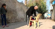 4 Yıl Önce Bacağını Kaybeden Yaşlı Adam, Plastik Sandalyeyi Baston Olarak Kullanıyor