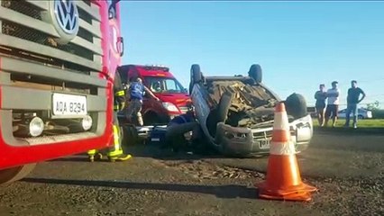 Ford Ka capota na marginal da BR-277 e homem fica ferido