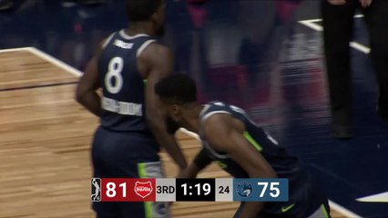 Hakim Warrick rises up and throws it down