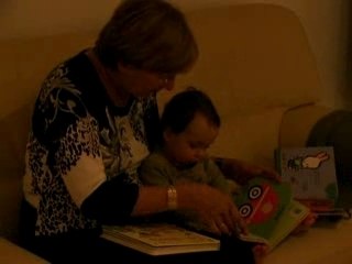 Mamie Geneviève fait la lecture à Alix