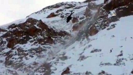 Çığ altında kalan dağcılardan biri kurtarıldı