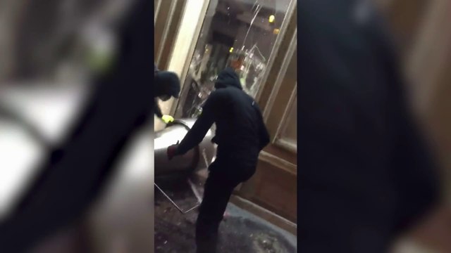 Non, non, non, s'il vous plaît ! Lors des violences à Paris, un commerçant supplie des casseurs d'épargner sa vitrine