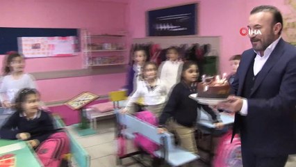 Okul panosuna astığı dileği gerçekleşen 3. sınıf öğrencisi doğum günü pastasını görünce gözyaşlarına boğuldu