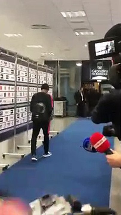 Neymar quitte le stade de Bordeaux en boitant...