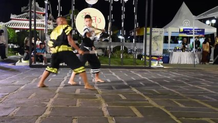 Tayland'lı öğrencilerden 'Krabi Krabong' gösterisi - BANGKOK