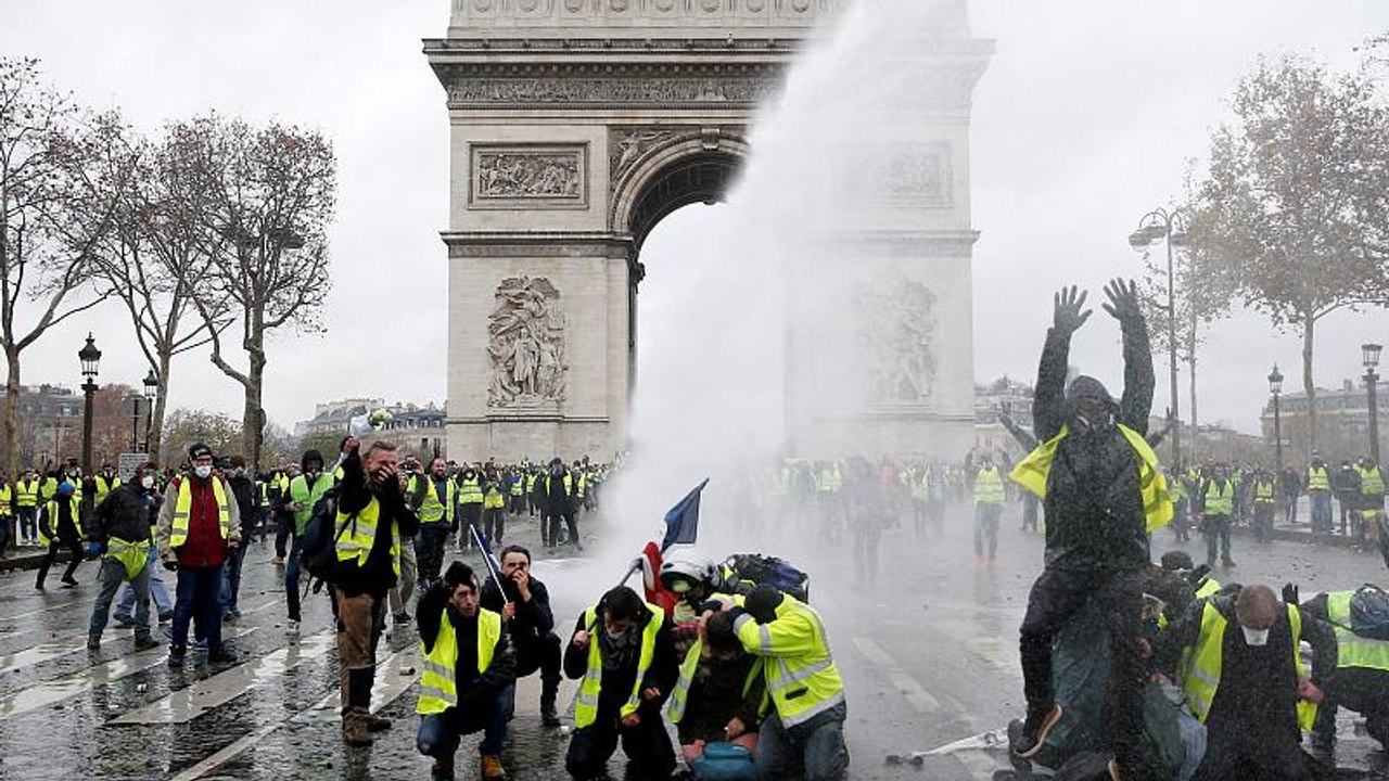 Wut der Gelbwesten in Frankreich: Die Regierung sucht nach Lösungen