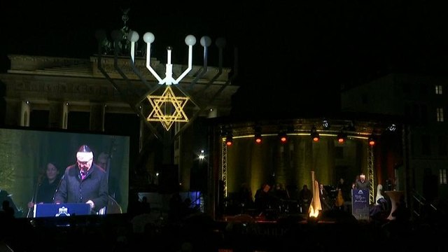 Steinmeier entzündet 1. Chanukka-Kerze vor dem Brandenburger Tor