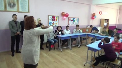 Engelli Öğrenciler Şarkı Söyleyip, Duvar Boyadı