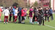 5 kırmızı kartın çıktığı maçta futbolcular yumruk yumruğa kavga etti