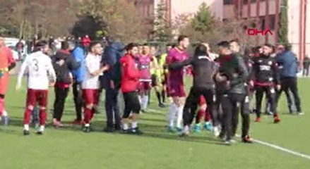 Download Video: 5 kırmızı kartın çıktığı maçta futbolcular yumruk yumruğa kavga etti