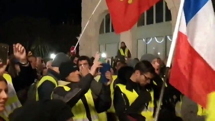 À Pau, les CRS ont retiré leurs casques face aux gilets jaunes pour calmer la situation
