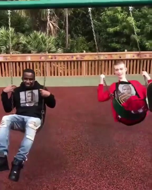 Quand l'homme au cou le plus large rencontre celui au cou le plus long