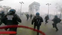 Un policier filme un assaut sur l'Arc de Triomphe le 1er décembre