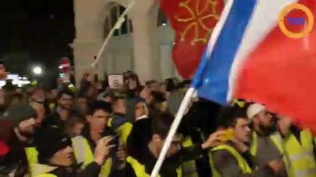 Les CRS retirent leurs casques face aux gilets jaunes !