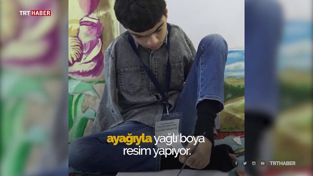 Doğuştan kolları olmayan Bitkay ayak parmakları ile resim yapıyor
