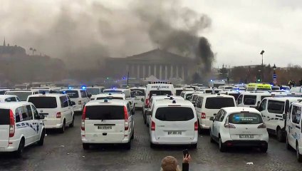 Regardez les images des ambulanciers qui bloquent depuis ce matin la place de la Concorde à Paris