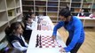 Engelli sporcu aynı anda 15 öğrenciyle satranç oynadı