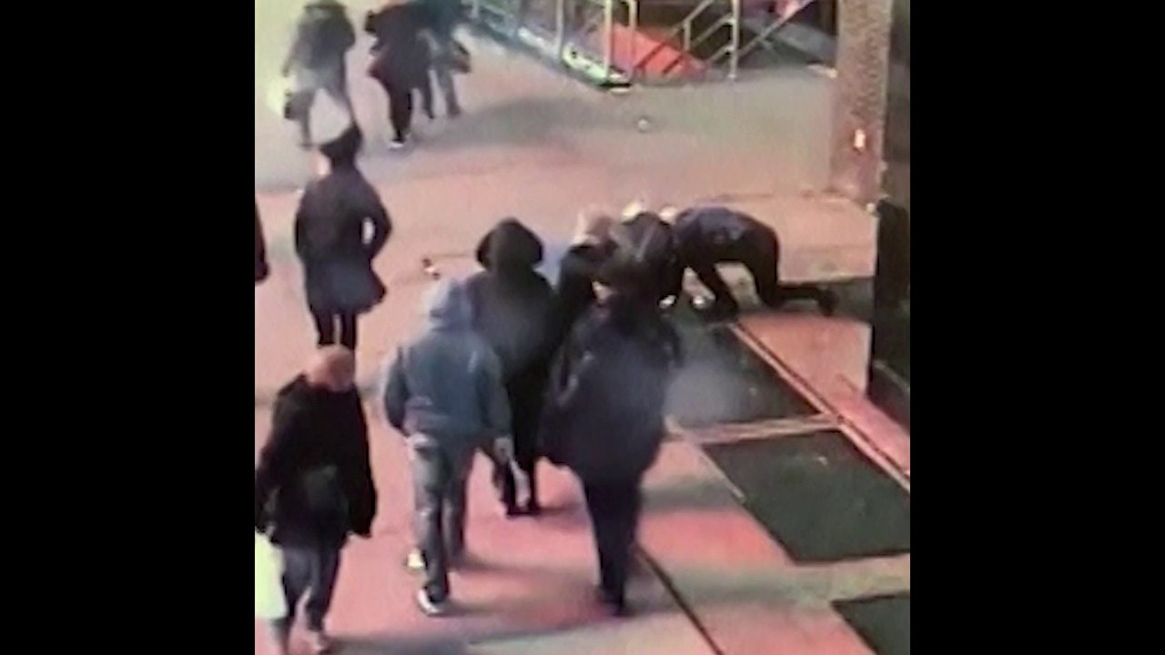 Il fait tomber sa bague dans les égouts lors de sa demande en mariage… Mais la police de New York l’a retrouvée