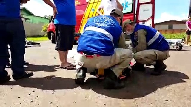 Jovem tem fratura na perna em batida contra caminhonete no Cataratas