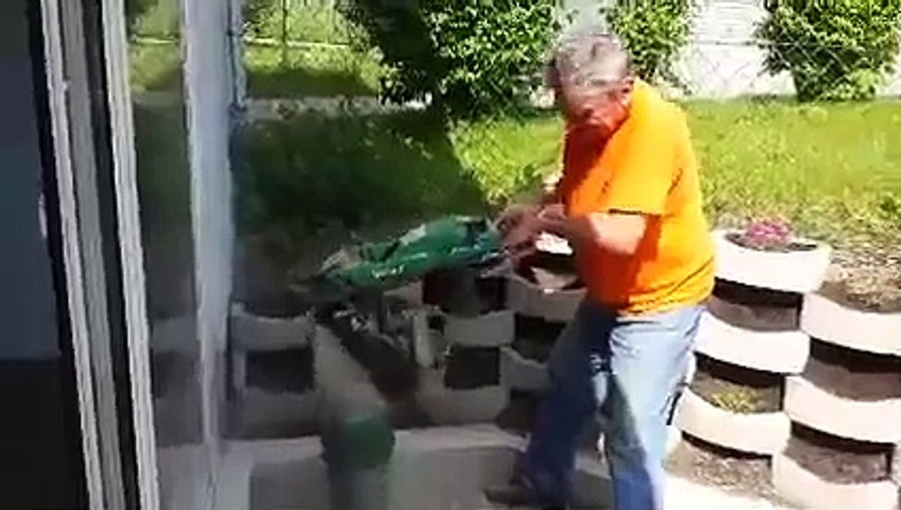 Bira içmeye çalışan adamın dramı