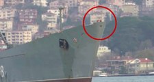 İstanbul Boğazı'ndan Geçen Rus Gemisinde, Rus Askerinin Dürbünle Etrafı İzlediği Anlar Dikkat Çekti