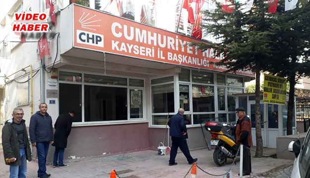 (3 Aralık 2018) CHP KOCASİNAN İLÇE BİNASINA ÇİRKİN SALDIRI KARABULUT: “ SALDIRIYI ŞİDDETLE KINIYORUZ”
