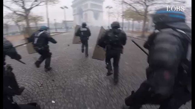 Affrontements sous l'Arc de Triomphe : les images embarquées des policiers face aux gilets jaunes
