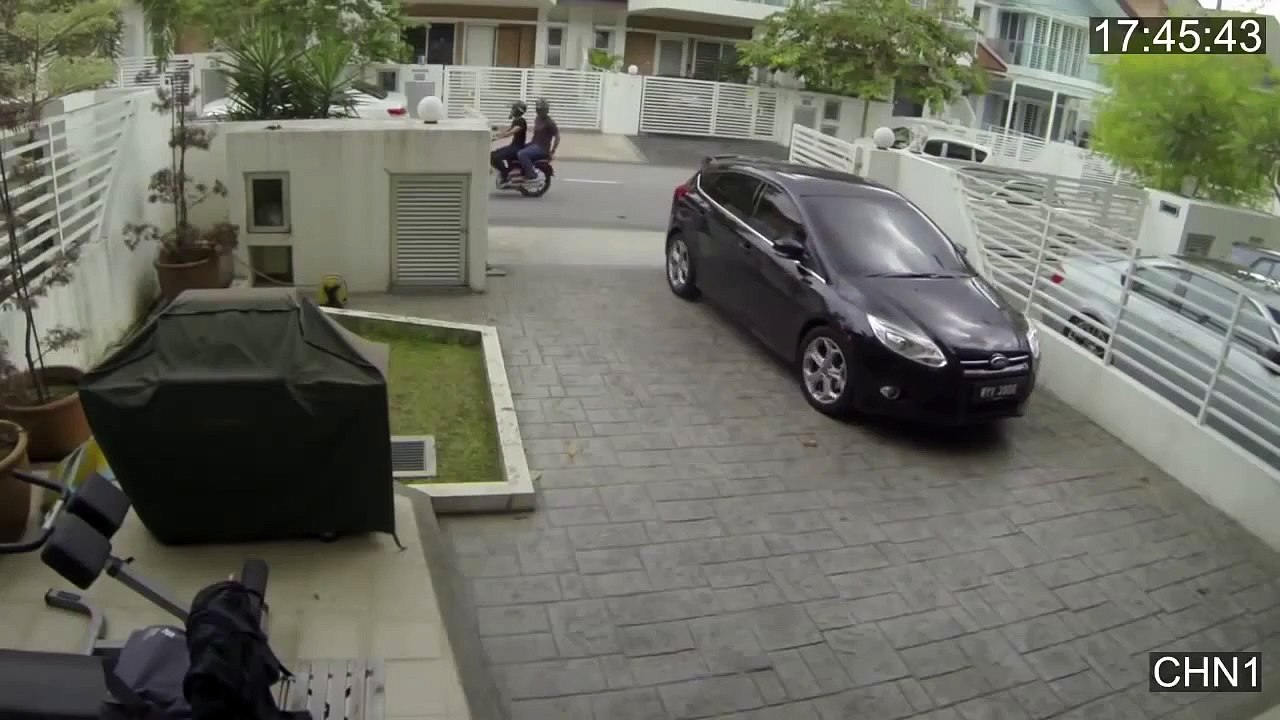 Femme vs Voleur de sac à main (Fake)