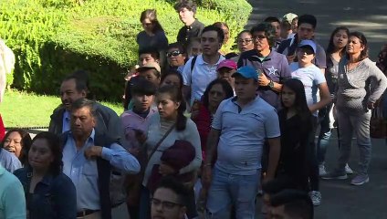 Mexicanos toman "faraónica" casa presidencial que AMLO rechazó