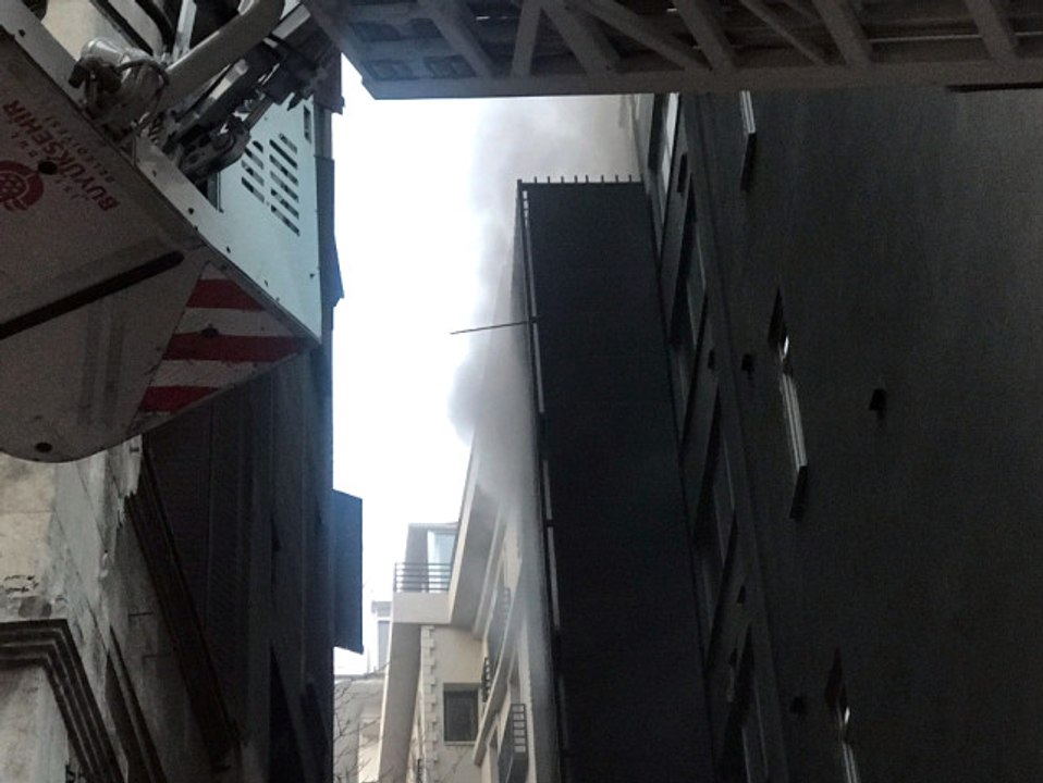 Karaköy'de 9 Katlı Otelde Yangın Paniği