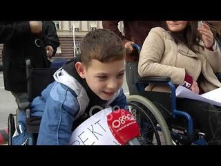 Ora News - Personat me Aftësi të Kufizuar kërkojnë takim me Ramën: Ku i ke premtimet?