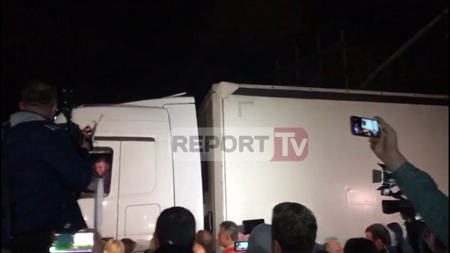 Kamioni kalon përmes turmës, sërish incident në protestën te 'Unaza e Re'