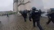 VIDEO Protesta gilet gialli: poliziotti travolti da sassaiola a Parigi