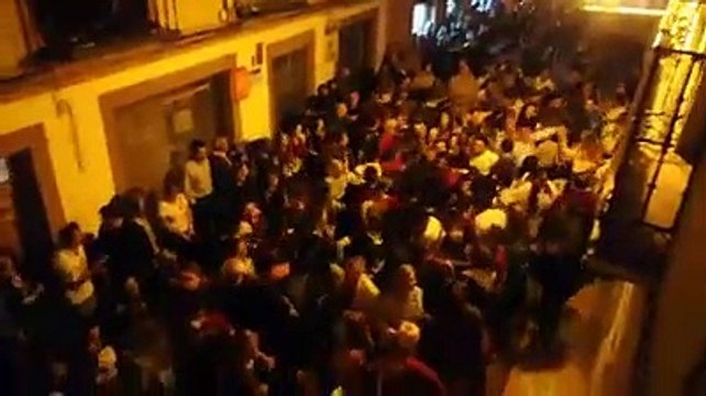 Fiesta en Sevilla hasta las 2 de la madrugad por los resultados de VOX