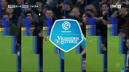 Adepto atira bola da bancada para impedir que a sua equipa sofra golo