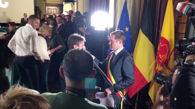 Olivier Chastel hué juste avant sa prestation de serment à Charleroi