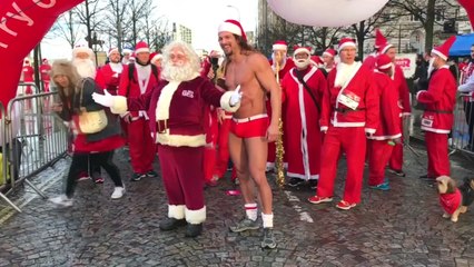 [영상] 영국 도심 한복판에 산타 천여 명 활보 / YTN