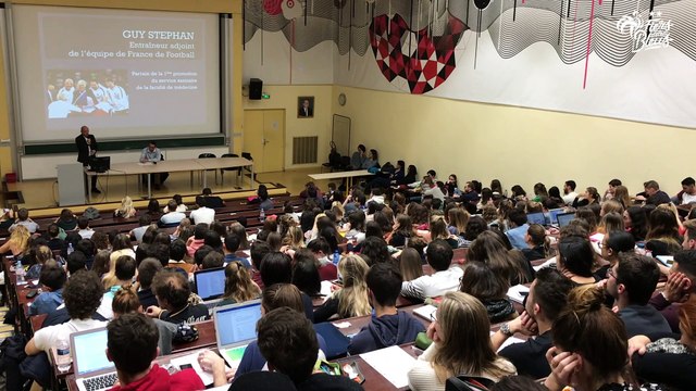 Guy Stéphan devant les étudiants en médecine