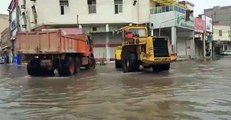 Apenas dois trabalhadores municipais a tirar água de uma estrada inundada... FAIL!