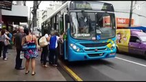 Ônibus passando lotados na Jerônimo Monteiro. Passageiros nas portas.