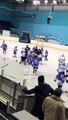 Драка юных хоккеистов на льду попала на видео